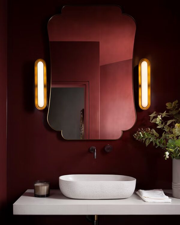 Tường màu đỏ oxblood