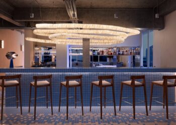 Góc ban công nhìn xuống phố tại Moa Moa Pasta Club