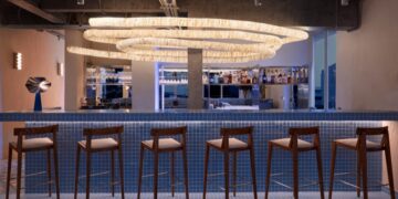 Góc ban công nhìn xuống phố tại Moa Moa Pasta Club