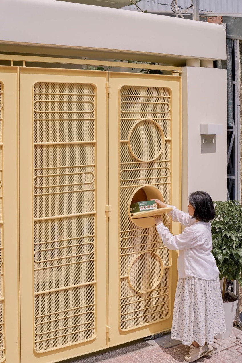 Ô nhận hàng khoét trên cánh cổng kim loại đục lỗ