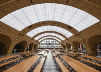 Nhà ăn Brighton College Vietnam tham chiếu ga King's Cross, làm bằng tre nứa