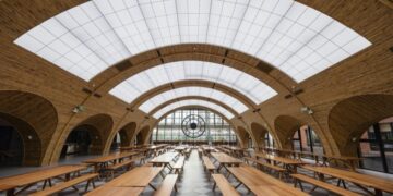 Nhà ăn Brighton College Vietnam tham chiếu ga King's Cross, làm bằng tre nứa