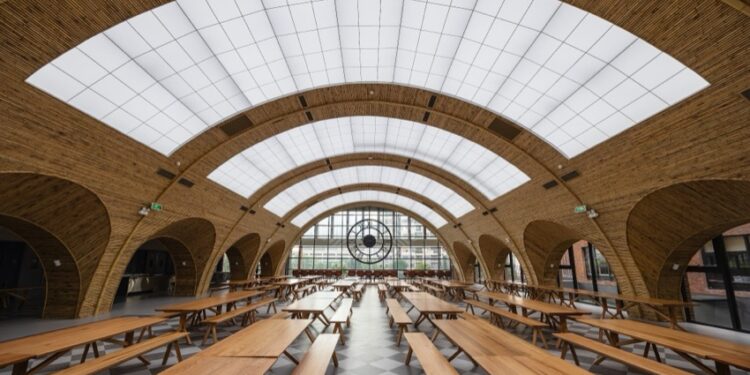 Nhà ăn Brighton College Vietnam tham chiếu ga King's Cross, làm bằng tre nứa