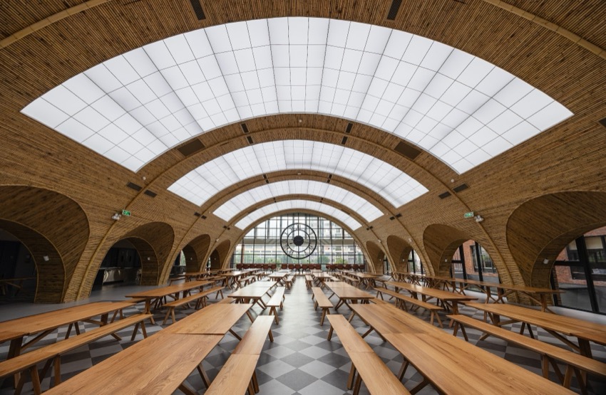 Nhà ăn Brighton College Vietnam tham chiếu ga King's Cross, làm bằng tre nứa