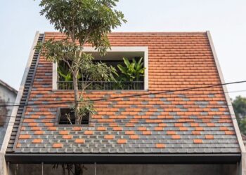 Mặt tiền PapanRindhu House với mái dốc lợp ngói đất nung xen ngói kính
