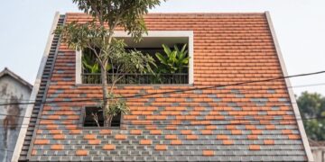 Mặt tiền PapanRindhu House với mái dốc lợp ngói đất nung xen ngói kính