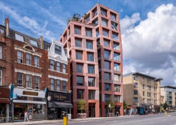 Petra Heights nhìn từ đường Finchley, khung đá lộ nguyên kết cấu