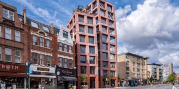 Petra Heights nhìn từ đường Finchley, khung đá lộ nguyên kết cấu