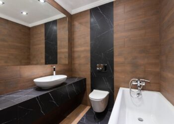 Phòng tắm nhỏ hiện đại tông ấm, trần cao, vật liệu gỗ