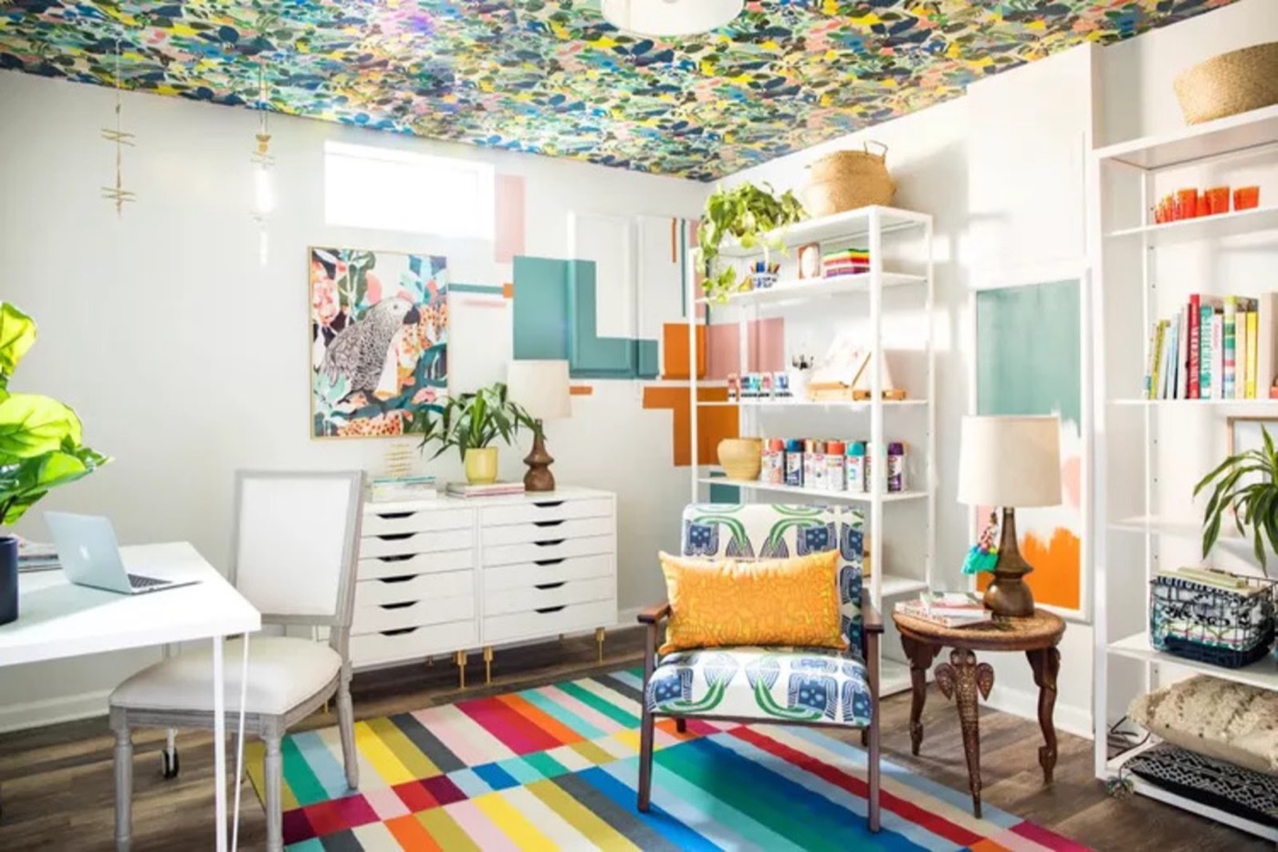 Phòng thủ công phong cách Eclectic với thảm nhiều màu và giấy dán trần