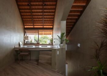 Góc làm việc dưới mái dốc lộ hệ kèo gỗ tại The Roof House