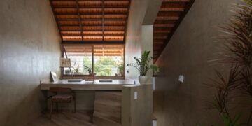 Góc làm việc dưới mái dốc lộ hệ kèo gỗ tại The Roof House