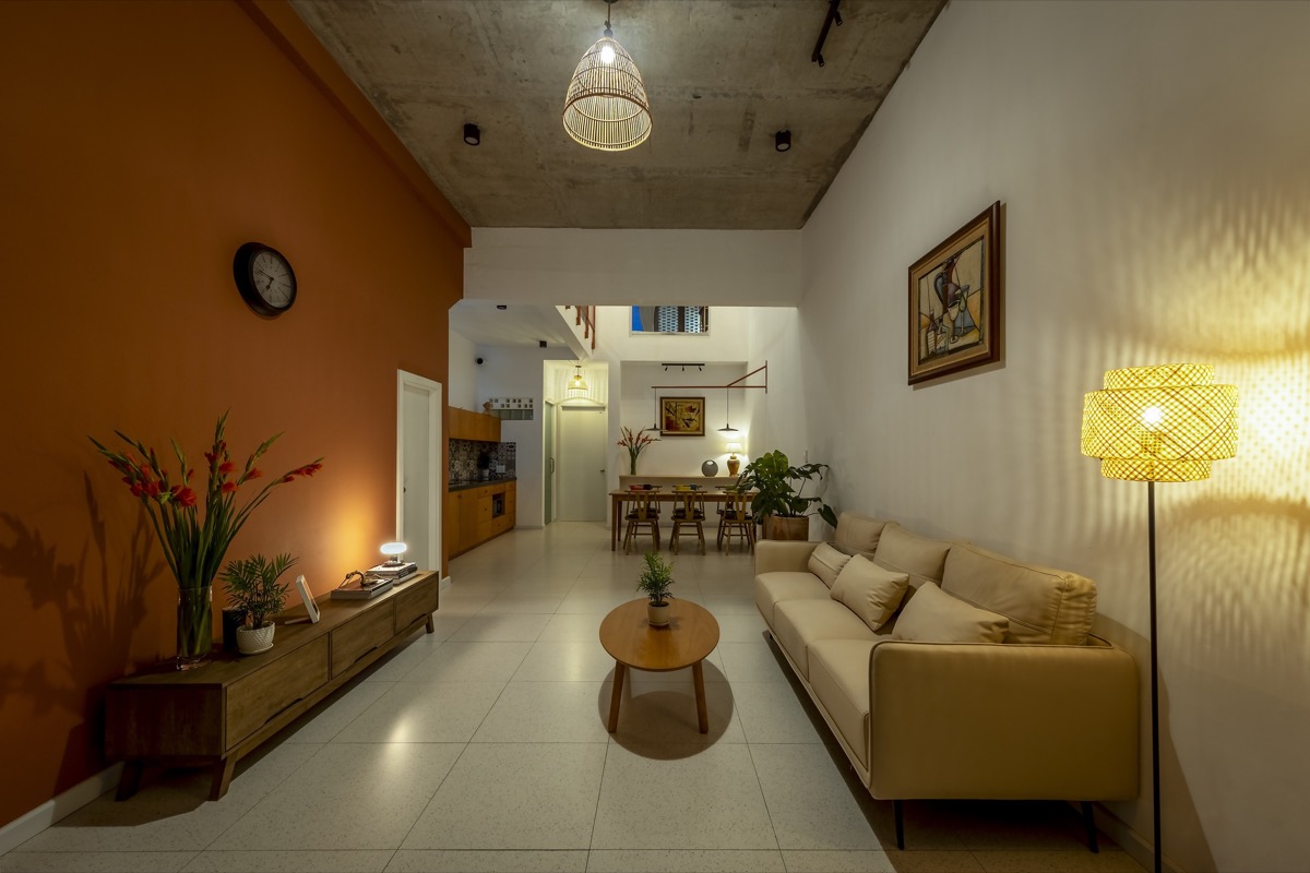 Phòng khách nhà Vĩnh Long với ánh sáng tự nhiên