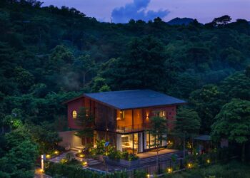 Yên Bài Villa Bird's Nest nhìn từ xa giữa rừng Ba Vì lúc chạng vạng