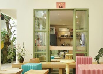 Căn bếp Hippo Kitchen với ánh sáng tự nhiên và thiết kế gọn gàng, tối giản - 1