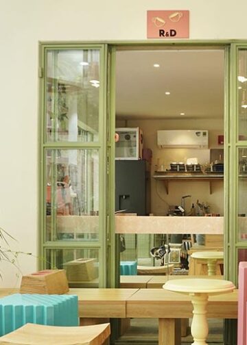 Căn bếp Hippo Kitchen với ánh sáng tự nhiên và thiết kế gọn gàng, tối giản - 1