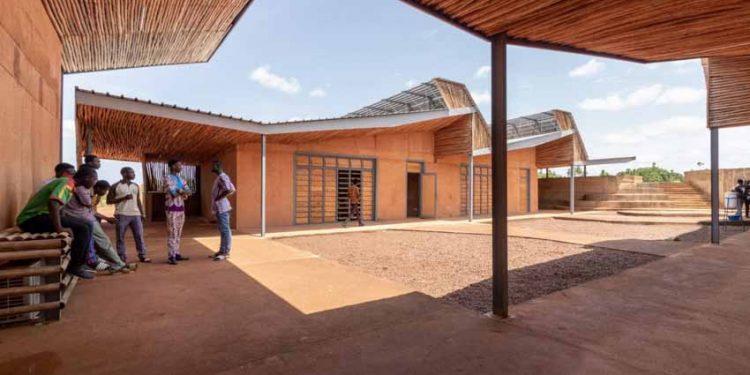 Trường đại học có tường làm bằng đất sét và gỗ bạch đàn - 15