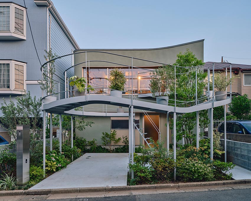 Khu vườn kim loại uốn cong phía trước House in Nakano tại Tokyo, thiết kế bởi HOAA, ảnh Takuya Seki - 7