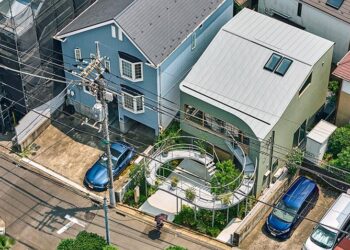 Khu vườn kim loại uốn cong phía trước House in Nakano tại Tokyo, thiết kế bởi HOAA, ảnh Takuya Seki - 8