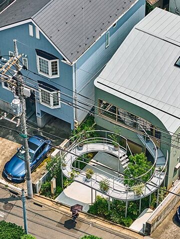 Khu vườn kim loại uốn cong phía trước House in Nakano tại Tokyo, thiết kế bởi HOAA, ảnh Takuya Seki - 8