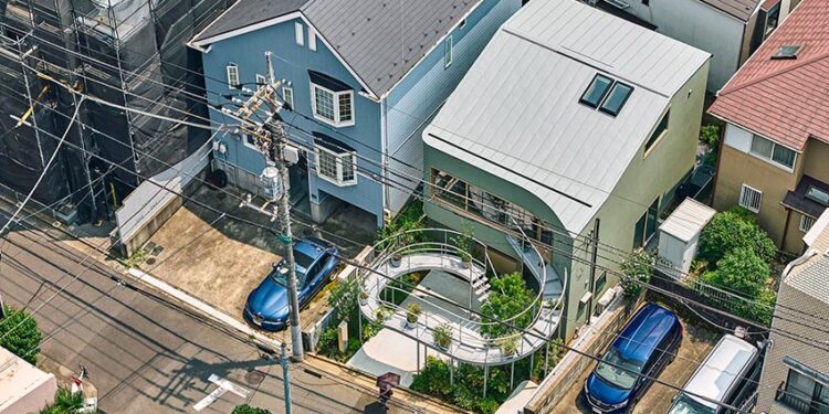 Khu vườn kim loại uốn cong phía trước House in Nakano tại Tokyo, thiết kế bởi HOAA, ảnh Takuya Seki - 8