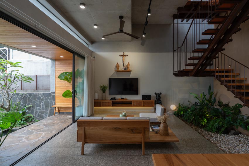 Ngôi nhà mái bậc thang nương theo triền dốc Buôn Mê - 3