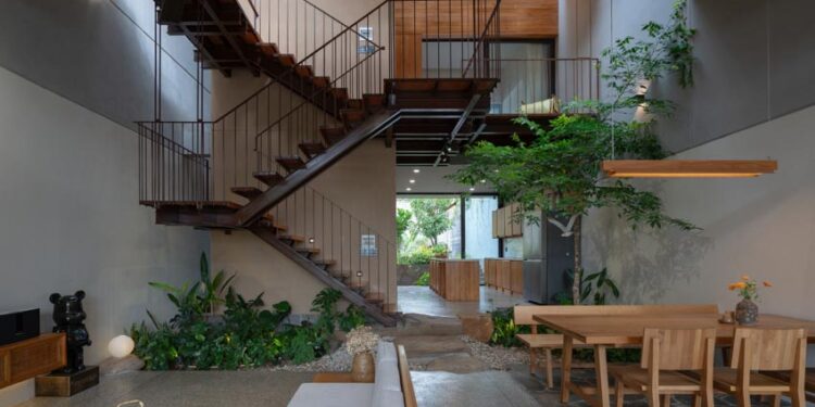 Ngôi nhà mái bậc thang nương theo triền dốc Buôn Mê - 6