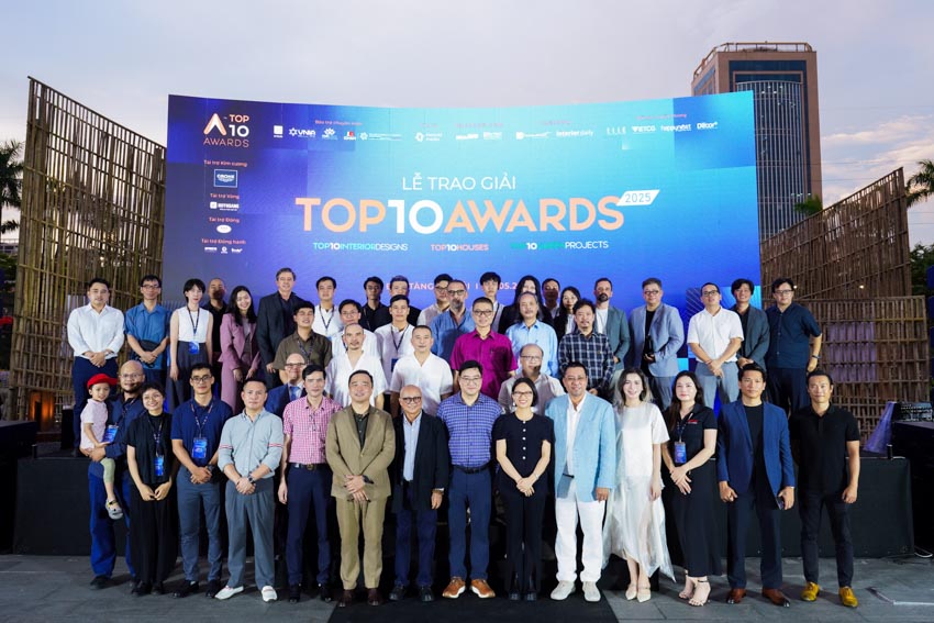Lễ vinh danh Top 10 Awards 2025 và Khai mạc Pavilion “Dong buồm”
Chiều ngày 22/5/2026, Bảo tàng Hà Nội trở thành điểm hẹn của giới kiến trúc và thiết kế khi Lễ vinh danh Top 10 Awards 2025 cùng triển lãm Pavilion “Dong buồm” chính thức khai mạc. Sự kiện thu hút đông đảo kiến trúc sư, chuyên gia, doanh nghiệp và cộng đồng yêu kiến trúc trên cả nước.
Không chỉ là lễ trao giải thường niên, Top 10 Awards 2025 còn mở ra một không gian trải nghiệm sáng tạo. Tại đây, công chúng có cơ hội tiếp cận gần hơn với kiến trúc đương đại Việt Nam qua các công trình tiêu biểu và triển lãm tương tác mở.
Pavilion “Dong buồm” tạo dấu ấn tại Bảo tàng Hà Nội
Mở đầu chương trình là nghi thức khai mạc Pavilion “Dong buồm”. Công trình do Dplus Vietnam thiết kế và thực hiện.
TS.KTS Phan Đăng Sơn, Chủ tịch Hội Kiến trúc sư Việt Nam, cho biết nhiều công trình nhà ở mang bản sắc địa phương của Việt Nam đã đạt giải thưởng quốc tế trong thời gian gần đây. Theo ông, Top 10 Awards ngày càng định hình rõ theo hướng bền vững và chú trọng kiến trúc xanh.
Lấy cảm hứng từ hình tượng cánh buồm căng gió, Pavilion mang thông điệp về hành trình vươn xa của kiến trúc Việt trong thời kỳ hội nhập. Không gian triển lãm được tổ chức theo cấu trúc hướng tâm. Trung tâm là “Lõi Di sản”, nơi lan tỏa ba giá trị cốt lõi gồm bản địa, đổi mới và nhân văn.
Hệ kết cấu tre đan cùng các lớp vách kiến trúc tạo nên cảm giác chuyển động liên tục. Đồng thời, vật liệu truyền thống được kết hợp với trải nghiệm mở để tăng tính kết nối với công chúng.
Không gian triển lãm đưa kiến trúc đến gần công chúng
Theo KTS Phương Đoàn, đại diện Dplus Vietnam, Pavilion “Dong buồm” không chỉ là nơi trưng bày mà còn là biểu tượng thị giác cho tinh thần kiến trúc Việt Nam đương đại.
Thông qua vật liệu tre đan và không gian mở, nhóm thiết kế mong muốn tạo nên trải nghiệm gần gũi hơn giữa kiến trúc với đời sống thường nhật.
Điểm đáng chú ý của triển lãm năm nay là khả năng tương tác cao. Người tham dự không chỉ quan sát công trình đạt giải mà còn được trải nghiệm bằng thị giác, cảm xúc và các cuộc đối thoại mở về kiến trúc Việt Nam hiện đại.
Vinh danh 30 công trình tiêu biểu của Top 10 Awards 2025
Sau phần khai mạc triển lãm là lễ vinh danh 30 công trình xuất sắc nhất thuộc ba hạng mục gồm Top 10 Houses, Top 10 Interior Designs và Top 10 Green Projects.
Top 10 Awards được khởi xướng từ năm 2018 bởi KIENVIET MEDIA. Đến nay, giải thưởng đã trở thành một trong những hệ quy chiếu chuyên môn uy tín của ngành kiến trúc và nội thất Việt Nam.
Mùa giải 2025 ghi nhận 363 đồ án tham dự trên toàn quốc. Các công trình đều trải qua quá trình đánh giá độc lập từ Hội đồng Giám khảo chuyên môn.
Nhiều dự án nhà ở gây ấn tượng nhờ khả năng kết nối giữa kiến trúc với văn hóa địa phương. Trong khi đó, các công trình xanh tiếp tục chú trọng giải pháp sinh thái, vật liệu tái chế và đa dạng sinh học.
Top 10 Awards mở rộng hạng mục từ năm 2026
Tại sự kiện, Ban Tổ chức công bố kế hoạch bổ sung hai hạng mục mới gồm Top 10 Social Housing và Top 10 C-Solutions từ mùa giải 2026.
Theo KTS Vương Đạo Hoàng, Trưởng Ban Tổ chức, định hướng mới nhằm cập nhật những vấn đề quan trọng của ngành kiến trúc hiện nay. Trong đó có bài toán nhà ở cho số đông và nhu cầu phát triển giải pháp công nghệ bền vững.
Đây được xem là bước mở rộng quan trọng của Top 10 Awards trong hành trình thúc đẩy kiến trúc gắn với giá trị xã hội và phát triển dài hạn.
Kiến trúc Việt Nam hướng tới hành trình hội nhập quốc tế
Thông qua Pavilion “Dong buồm”, Top 10 Awards 2025 tiếp tục khẳng định vai trò kết nối cộng đồng sáng tạo trong nước. Đồng thời, chương trình cũng góp phần lan tỏa tinh thần kiến trúc Việt ra quốc tế.
Triển lãm Top 10 Pavilion “Dong buồm” hiện mở cửa tự do tại Bảo tàng Hà Nội đến hết ngày 31/9/2026. Đây là cơ hội để công chúng khám phá những xu hướng nổi bật của kiến trúc Việt Nam hiện đại, từ kiến trúc xanh đến không gian sống giàu bản sắc.
Trong bối cảnh ngành kiến trúc ngày càng đề cao tính bền vững và trải nghiệm con người, Top 10 Awards đang trở thành động lực thúc đẩy thế hệ kiến trúc sư Việt tự tin sáng tạo và hội nhập sâu hơn với thế giới - 1