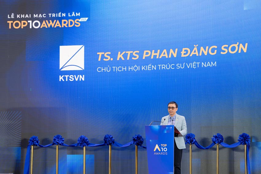 Lễ vinh danh Top 10 Awards 2025 và Khai mạc Pavilion “Dong buồm”
Chiều ngày 22/5/2026, Bảo tàng Hà Nội trở thành điểm hẹn của giới kiến trúc và thiết kế khi Lễ vinh danh Top 10 Awards 2025 cùng triển lãm Pavilion “Dong buồm” chính thức khai mạc. Sự kiện thu hút đông đảo kiến trúc sư, chuyên gia, doanh nghiệp và cộng đồng yêu kiến trúc trên cả nước.
Không chỉ là lễ trao giải thường niên, Top 10 Awards 2025 còn mở ra một không gian trải nghiệm sáng tạo. Tại đây, công chúng có cơ hội tiếp cận gần hơn với kiến trúc đương đại Việt Nam qua các công trình tiêu biểu và triển lãm tương tác mở.
Pavilion “Dong buồm” tạo dấu ấn tại Bảo tàng Hà Nội
Mở đầu chương trình là nghi thức khai mạc Pavilion “Dong buồm”. Công trình do Dplus Vietnam thiết kế và thực hiện.
TS.KTS Phan Đăng Sơn, Chủ tịch Hội Kiến trúc sư Việt Nam, cho biết nhiều công trình nhà ở mang bản sắc địa phương của Việt Nam đã đạt giải thưởng quốc tế trong thời gian gần đây. Theo ông, Top 10 Awards ngày càng định hình rõ theo hướng bền vững và chú trọng kiến trúc xanh.
Lấy cảm hứng từ hình tượng cánh buồm căng gió, Pavilion mang thông điệp về hành trình vươn xa của kiến trúc Việt trong thời kỳ hội nhập. Không gian triển lãm được tổ chức theo cấu trúc hướng tâm. Trung tâm là “Lõi Di sản”, nơi lan tỏa ba giá trị cốt lõi gồm bản địa, đổi mới và nhân văn.
Hệ kết cấu tre đan cùng các lớp vách kiến trúc tạo nên cảm giác chuyển động liên tục. Đồng thời, vật liệu truyền thống được kết hợp với trải nghiệm mở để tăng tính kết nối với công chúng.
Không gian triển lãm đưa kiến trúc đến gần công chúng
Theo KTS Phương Đoàn, đại diện Dplus Vietnam, Pavilion “Dong buồm” không chỉ là nơi trưng bày mà còn là biểu tượng thị giác cho tinh thần kiến trúc Việt Nam đương đại.
Thông qua vật liệu tre đan và không gian mở, nhóm thiết kế mong muốn tạo nên trải nghiệm gần gũi hơn giữa kiến trúc với đời sống thường nhật.
Điểm đáng chú ý của triển lãm năm nay là khả năng tương tác cao. Người tham dự không chỉ quan sát công trình đạt giải mà còn được trải nghiệm bằng thị giác, cảm xúc và các cuộc đối thoại mở về kiến trúc Việt Nam hiện đại.
Vinh danh 30 công trình tiêu biểu của Top 10 Awards 2025
Sau phần khai mạc triển lãm là lễ vinh danh 30 công trình xuất sắc nhất thuộc ba hạng mục gồm Top 10 Houses, Top 10 Interior Designs và Top 10 Green Projects.
Top 10 Awards được khởi xướng từ năm 2018 bởi KIENVIET MEDIA. Đến nay, giải thưởng đã trở thành một trong những hệ quy chiếu chuyên môn uy tín của ngành kiến trúc và nội thất Việt Nam.
Mùa giải 2025 ghi nhận 363 đồ án tham dự trên toàn quốc. Các công trình đều trải qua quá trình đánh giá độc lập từ Hội đồng Giám khảo chuyên môn.
Nhiều dự án nhà ở gây ấn tượng nhờ khả năng kết nối giữa kiến trúc với văn hóa địa phương. Trong khi đó, các công trình xanh tiếp tục chú trọng giải pháp sinh thái, vật liệu tái chế và đa dạng sinh học.
Top 10 Awards mở rộng hạng mục từ năm 2026
Tại sự kiện, Ban Tổ chức công bố kế hoạch bổ sung hai hạng mục mới gồm Top 10 Social Housing và Top 10 C-Solutions từ mùa giải 2026.
Theo KTS Vương Đạo Hoàng, Trưởng Ban Tổ chức, định hướng mới nhằm cập nhật những vấn đề quan trọng của ngành kiến trúc hiện nay. Trong đó có bài toán nhà ở cho số đông và nhu cầu phát triển giải pháp công nghệ bền vững.
Đây được xem là bước mở rộng quan trọng của Top 10 Awards trong hành trình thúc đẩy kiến trúc gắn với giá trị xã hội và phát triển dài hạn.
Kiến trúc Việt Nam hướng tới hành trình hội nhập quốc tế
Thông qua Pavilion “Dong buồm”, Top 10 Awards 2025 tiếp tục khẳng định vai trò kết nối cộng đồng sáng tạo trong nước. Đồng thời, chương trình cũng góp phần lan tỏa tinh thần kiến trúc Việt ra quốc tế.
Triển lãm Top 10 Pavilion “Dong buồm” hiện mở cửa tự do tại Bảo tàng Hà Nội đến hết ngày 31/9/2026. Đây là cơ hội để công chúng khám phá những xu hướng nổi bật của kiến trúc Việt Nam hiện đại, từ kiến trúc xanh đến không gian sống giàu bản sắc.
Trong bối cảnh ngành kiến trúc ngày càng đề cao tính bền vững và trải nghiệm con người, Top 10 Awards đang trở thành động lực thúc đẩy thế hệ kiến trúc sư Việt tự tin sáng tạo và hội nhập sâu hơn với thế giới - 2