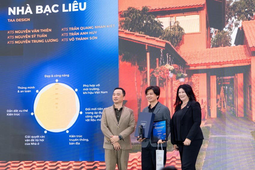 Lễ vinh danh Top 10 Awards 2025 và Khai mạc Pavilion “Dong buồm”
Chiều ngày 22/5/2026, Bảo tàng Hà Nội trở thành điểm hẹn của giới kiến trúc và thiết kế khi Lễ vinh danh Top 10 Awards 2025 cùng triển lãm Pavilion “Dong buồm” chính thức khai mạc. Sự kiện thu hút đông đảo kiến trúc sư, chuyên gia, doanh nghiệp và cộng đồng yêu kiến trúc trên cả nước.
Không chỉ là lễ trao giải thường niên, Top 10 Awards 2025 còn mở ra một không gian trải nghiệm sáng tạo. Tại đây, công chúng có cơ hội tiếp cận gần hơn với kiến trúc đương đại Việt Nam qua các công trình tiêu biểu và triển lãm tương tác mở.
Pavilion “Dong buồm” tạo dấu ấn tại Bảo tàng Hà Nội
Mở đầu chương trình là nghi thức khai mạc Pavilion “Dong buồm”. Công trình do Dplus Vietnam thiết kế và thực hiện.
TS.KTS Phan Đăng Sơn, Chủ tịch Hội Kiến trúc sư Việt Nam, cho biết nhiều công trình nhà ở mang bản sắc địa phương của Việt Nam đã đạt giải thưởng quốc tế trong thời gian gần đây. Theo ông, Top 10 Awards ngày càng định hình rõ theo hướng bền vững và chú trọng kiến trúc xanh.
Lấy cảm hứng từ hình tượng cánh buồm căng gió, Pavilion mang thông điệp về hành trình vươn xa của kiến trúc Việt trong thời kỳ hội nhập. Không gian triển lãm được tổ chức theo cấu trúc hướng tâm. Trung tâm là “Lõi Di sản”, nơi lan tỏa ba giá trị cốt lõi gồm bản địa, đổi mới và nhân văn.
Hệ kết cấu tre đan cùng các lớp vách kiến trúc tạo nên cảm giác chuyển động liên tục. Đồng thời, vật liệu truyền thống được kết hợp với trải nghiệm mở để tăng tính kết nối với công chúng.
Không gian triển lãm đưa kiến trúc đến gần công chúng
Theo KTS Phương Đoàn, đại diện Dplus Vietnam, Pavilion “Dong buồm” không chỉ là nơi trưng bày mà còn là biểu tượng thị giác cho tinh thần kiến trúc Việt Nam đương đại.
Thông qua vật liệu tre đan và không gian mở, nhóm thiết kế mong muốn tạo nên trải nghiệm gần gũi hơn giữa kiến trúc với đời sống thường nhật.
Điểm đáng chú ý của triển lãm năm nay là khả năng tương tác cao. Người tham dự không chỉ quan sát công trình đạt giải mà còn được trải nghiệm bằng thị giác, cảm xúc và các cuộc đối thoại mở về kiến trúc Việt Nam hiện đại.
Vinh danh 30 công trình tiêu biểu của Top 10 Awards 2025
Sau phần khai mạc triển lãm là lễ vinh danh 30 công trình xuất sắc nhất thuộc ba hạng mục gồm Top 10 Houses, Top 10 Interior Designs và Top 10 Green Projects.
Top 10 Awards được khởi xướng từ năm 2018 bởi KIENVIET MEDIA. Đến nay, giải thưởng đã trở thành một trong những hệ quy chiếu chuyên môn uy tín của ngành kiến trúc và nội thất Việt Nam.
Mùa giải 2025 ghi nhận 363 đồ án tham dự trên toàn quốc. Các công trình đều trải qua quá trình đánh giá độc lập từ Hội đồng Giám khảo chuyên môn.
Nhiều dự án nhà ở gây ấn tượng nhờ khả năng kết nối giữa kiến trúc với văn hóa địa phương. Trong khi đó, các công trình xanh tiếp tục chú trọng giải pháp sinh thái, vật liệu tái chế và đa dạng sinh học.
Top 10 Awards mở rộng hạng mục từ năm 2026
Tại sự kiện, Ban Tổ chức công bố kế hoạch bổ sung hai hạng mục mới gồm Top 10 Social Housing và Top 10 C-Solutions từ mùa giải 2026.
Theo KTS Vương Đạo Hoàng, Trưởng Ban Tổ chức, định hướng mới nhằm cập nhật những vấn đề quan trọng của ngành kiến trúc hiện nay. Trong đó có bài toán nhà ở cho số đông và nhu cầu phát triển giải pháp công nghệ bền vững.
Đây được xem là bước mở rộng quan trọng của Top 10 Awards trong hành trình thúc đẩy kiến trúc gắn với giá trị xã hội và phát triển dài hạn.
Kiến trúc Việt Nam hướng tới hành trình hội nhập quốc tế
Thông qua Pavilion “Dong buồm”, Top 10 Awards 2025 tiếp tục khẳng định vai trò kết nối cộng đồng sáng tạo trong nước. Đồng thời, chương trình cũng góp phần lan tỏa tinh thần kiến trúc Việt ra quốc tế.
Triển lãm Top 10 Pavilion “Dong buồm” hiện mở cửa tự do tại Bảo tàng Hà Nội đến hết ngày 31/9/2026. Đây là cơ hội để công chúng khám phá những xu hướng nổi bật của kiến trúc Việt Nam hiện đại, từ kiến trúc xanh đến không gian sống giàu bản sắc.
Trong bối cảnh ngành kiến trúc ngày càng đề cao tính bền vững và trải nghiệm con người, Top 10 Awards đang trở thành động lực thúc đẩy thế hệ kiến trúc sư Việt tự tin sáng tạo và hội nhập sâu hơn với thế giới - 3