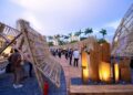 Lễ vinh danh Top 10 Awards 2025 và Khai mạc Pavilion “Dong buồm” Chiều ngày 22/5/2026, Bảo tàng Hà Nội trở thành điểm hẹn của giới kiến trúc và thiết kế khi Lễ vinh danh Top 10 Awards 2025 cùng triển lãm Pavilion “Dong buồm” chính thức khai mạc. Sự kiện thu hút đông đảo kiến trúc sư, chuyên gia, doanh nghiệp và cộng đồng yêu kiến trúc trên cả nước. Không chỉ là lễ trao giải thường niên, Top 10 Awards 2025 còn mở ra một không gian trải nghiệm sáng tạo. Tại đây, công chúng có cơ hội tiếp cận gần hơn với kiến trúc đương đại Việt Nam qua các công trình tiêu biểu và triển lãm tương tác mở. Pavilion “Dong buồm” tạo dấu ấn tại Bảo tàng Hà Nội Mở đầu chương trình là nghi thức khai mạc Pavilion “Dong buồm”. Công trình do Dplus Vietnam thiết kế và thực hiện. TS.KTS Phan Đăng Sơn, Chủ tịch Hội Kiến trúc sư Việt Nam, cho biết nhiều công trình nhà ở mang bản sắc địa phương của Việt Nam đã đạt giải thưởng quốc tế trong thời gian gần đây. Theo ông, Top 10 Awards ngày càng định hình rõ theo hướng bền vững và chú trọng kiến trúc xanh. Lấy cảm hứng từ hình tượng cánh buồm căng gió, Pavilion mang thông điệp về hành trình vươn xa của kiến trúc Việt trong thời kỳ hội nhập. Không gian triển lãm được tổ chức theo cấu trúc hướng tâm. Trung tâm là “Lõi Di sản”, nơi lan tỏa ba giá trị cốt lõi gồm bản địa, đổi mới và nhân văn. Hệ kết cấu tre đan cùng các lớp vách kiến trúc tạo nên cảm giác chuyển động liên tục. Đồng thời, vật liệu truyền thống được kết hợp với trải nghiệm mở để tăng tính kết nối với công chúng. Không gian triển lãm đưa kiến trúc đến gần công chúng Theo KTS Phương Đoàn, đại diện Dplus Vietnam, Pavilion “Dong buồm” không chỉ là nơi trưng bày mà còn là biểu tượng thị giác cho tinh thần kiến trúc Việt Nam đương đại. Thông qua vật liệu tre đan và không gian mở, nhóm thiết kế mong muốn tạo nên trải nghiệm gần gũi hơn giữa kiến trúc với đời sống thường nhật. Điểm đáng chú ý của triển lãm năm nay là khả năng tương tác cao. Người tham dự không chỉ quan sát công trình đạt giải mà còn được trải nghiệm bằng thị giác, cảm xúc và các cuộc đối thoại mở về kiến trúc Việt Nam hiện đại. Vinh danh 30 công trình tiêu biểu của Top 10 Awards 2025 Sau phần khai mạc triển lãm là lễ vinh danh 30 công trình xuất sắc nhất thuộc ba hạng mục gồm Top 10 Houses, Top 10 Interior Designs và Top 10 Green Projects. Top 10 Awards được khởi xướng từ năm 2018 bởi KIENVIET MEDIA. Đến nay, giải thưởng đã trở thành một trong những hệ quy chiếu chuyên môn uy tín của ngành kiến trúc và nội thất Việt Nam. Mùa giải 2025 ghi nhận 363 đồ án tham dự trên toàn quốc. Các công trình đều trải qua quá trình đánh giá độc lập từ Hội đồng Giám khảo chuyên môn. Nhiều dự án nhà ở gây ấn tượng nhờ khả năng kết nối giữa kiến trúc với văn hóa địa phương. Trong khi đó, các công trình xanh tiếp tục chú trọng giải pháp sinh thái, vật liệu tái chế và đa dạng sinh học. Top 10 Awards mở rộng hạng mục từ năm 2026 Tại sự kiện, Ban Tổ chức công bố kế hoạch bổ sung hai hạng mục mới gồm Top 10 Social Housing và Top 10 C-Solutions từ mùa giải 2026. Theo KTS Vương Đạo Hoàng, Trưởng Ban Tổ chức, định hướng mới nhằm cập nhật những vấn đề quan trọng của ngành kiến trúc hiện nay. Trong đó có bài toán nhà ở cho số đông và nhu cầu phát triển giải pháp công nghệ bền vững. Đây được xem là bước mở rộng quan trọng của Top 10 Awards trong hành trình thúc đẩy kiến trúc gắn với giá trị xã hội và phát triển dài hạn. Kiến trúc Việt Nam hướng tới hành trình hội nhập quốc tế Thông qua Pavilion “Dong buồm”, Top 10 Awards 2025 tiếp tục khẳng định vai trò kết nối cộng đồng sáng tạo trong nước. Đồng thời, chương trình cũng góp phần lan tỏa tinh thần kiến trúc Việt ra quốc tế. Triển lãm Top 10 Pavilion “Dong buồm” hiện mở cửa tự do tại Bảo tàng Hà Nội đến hết ngày 31/9/2026. Đây là cơ hội để công chúng khám phá những xu hướng nổi bật của kiến trúc Việt Nam hiện đại, từ kiến trúc xanh đến không gian sống giàu bản sắc. Trong bối cảnh ngành kiến trúc ngày càng đề cao tính bền vững và trải nghiệm con người, Top 10 Awards đang trở thành động lực thúc đẩy thế hệ kiến trúc sư Việt tự tin sáng tạo và hội nhập sâu hơn với thế giới - 4