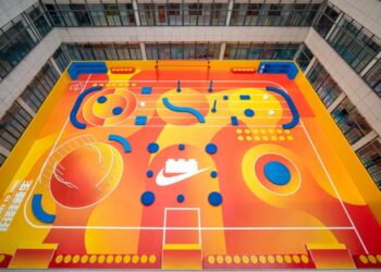 Sân chơi đầy màu sắc do Lego và Nike thiết kế tại Trường Tiểu học Baoshan, Thượng Hải – với sàn tái chế từ 280.000 đôi giày - 1