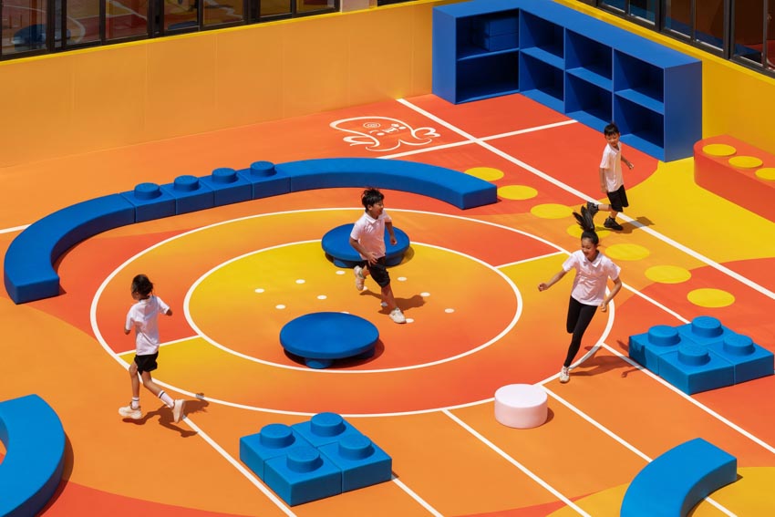 Sân chơi đầy màu sắc do Lego và Nike thiết kế tại Trường Tiểu học Baoshan, Thượng Hải – với sàn tái chế từ 280.000 đôi giày - 2