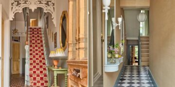 Lối vào hẹp với thảm runner họa tiết và bàn console treo tường phong cách Anh - 9