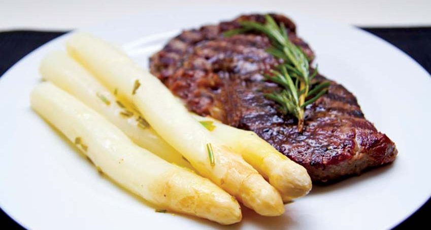 Măng tây trắng tươi ngon từ vườn nhà