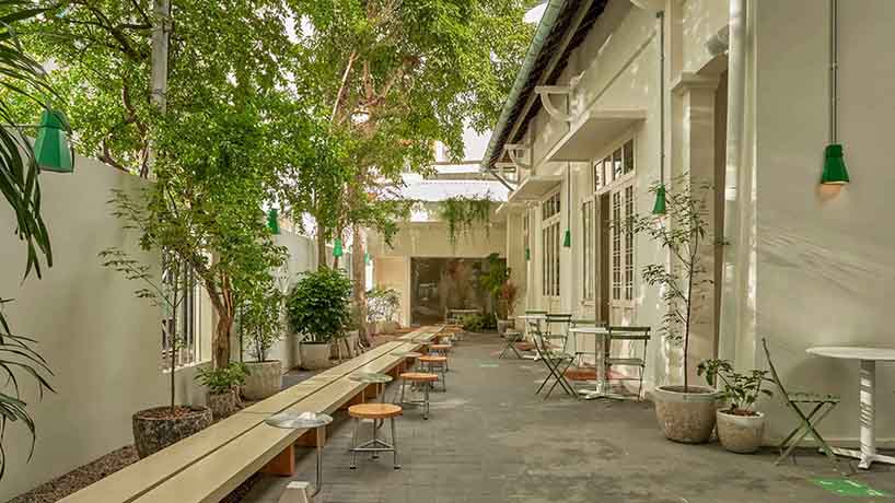 Phòng trà với đèn thả tạo hình chasen