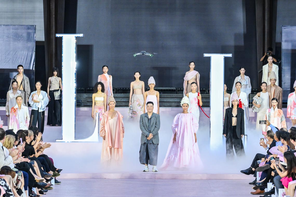 Dulux nhuộm hồng không gian trình diễn của ELLE Fashion Show 2023 bằng Màu của Năm - Hồng Khói Ấm - 1