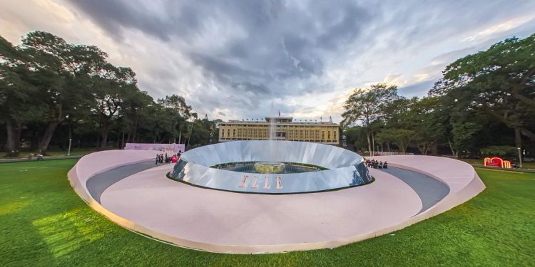 Dulux nhuộm hồng không gian trình diễn của ELLE Fashion Show 2023 bằng Màu của Năm - Hồng Khói Ấm - 2