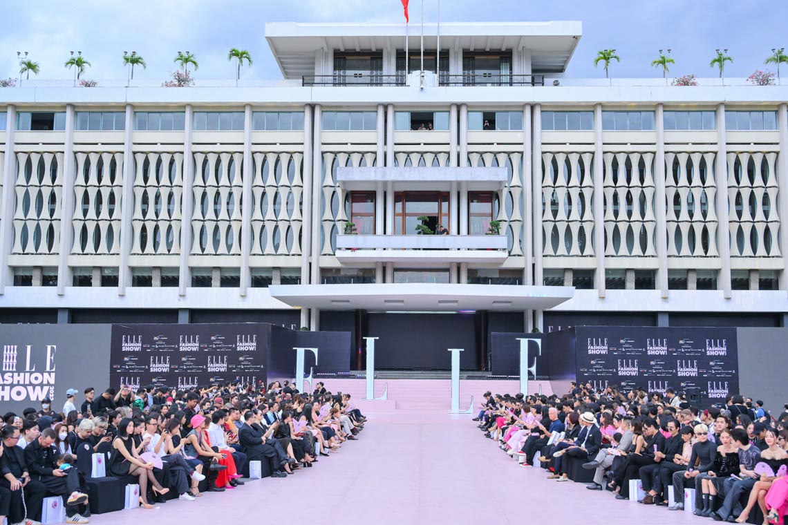 Dulux nhuộm hồng không gian trình diễn của ELLE Fashion Show 2023 bằng Màu của Năm - Hồng Khói Ấm - 3