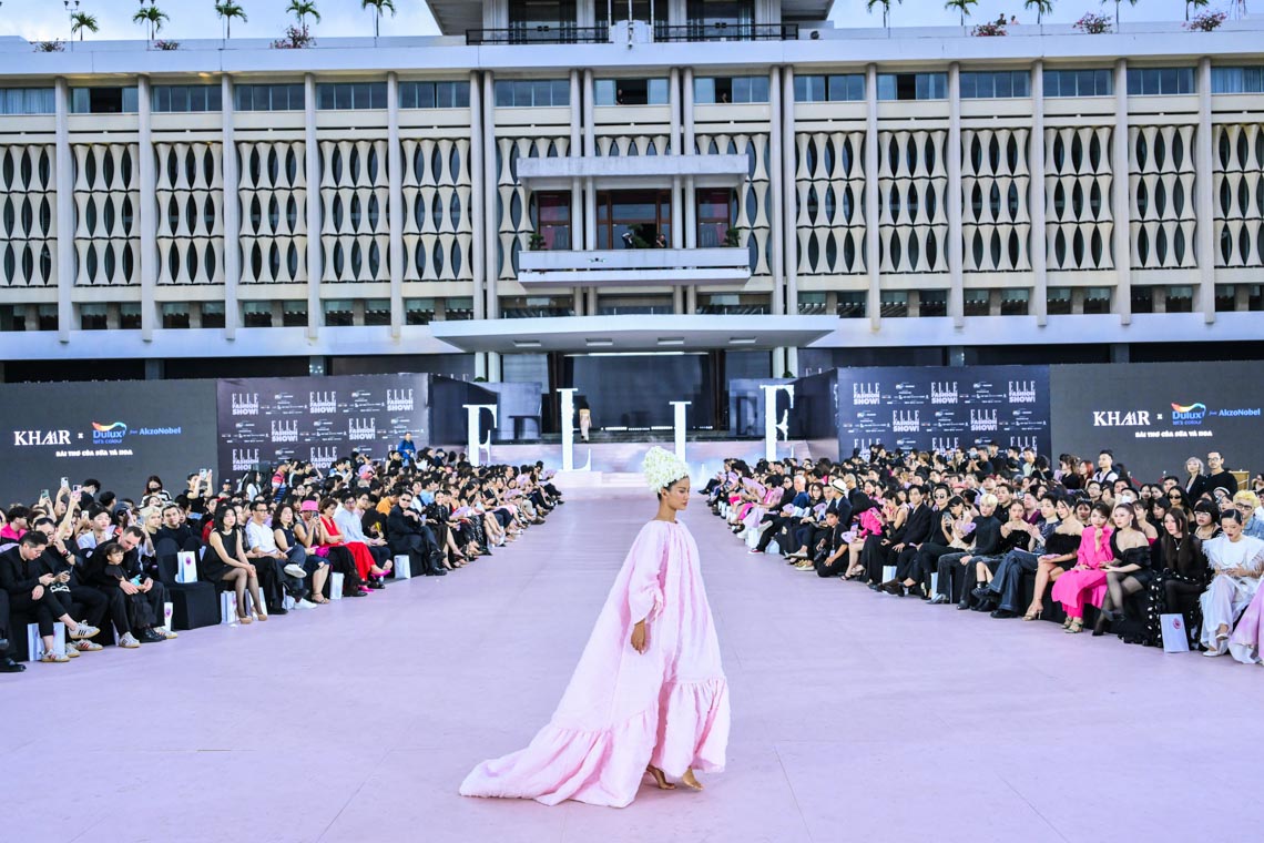 Dulux nhuộm hồng không gian trình diễn của ELLE Fashion Show 2023 bằng Màu của Năm - Hồng Khói Ấm - 4