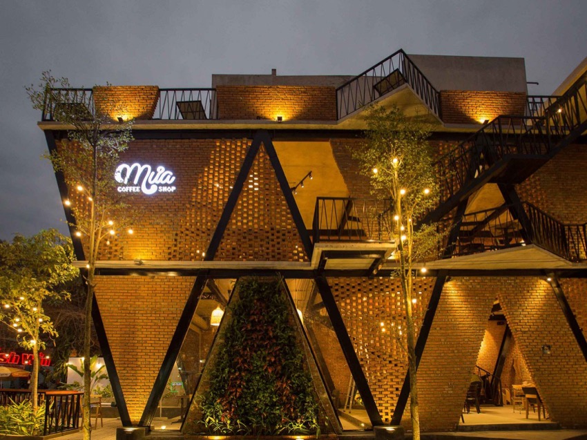 MƯA Coffee Shop lên đèn buổi tối
