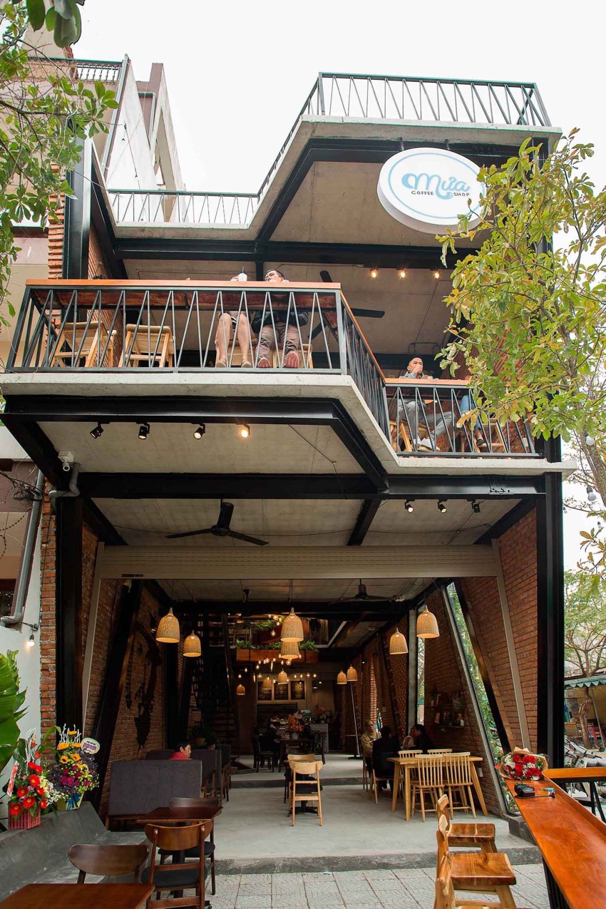 Ban công tầng trên MƯA Coffee Shop nhìn từ ngoài đường lúc tối