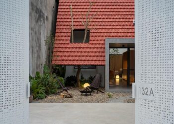 Nam Da House: ngôi nhà bị che mặt tiền tự mở một khoảng trời - 1