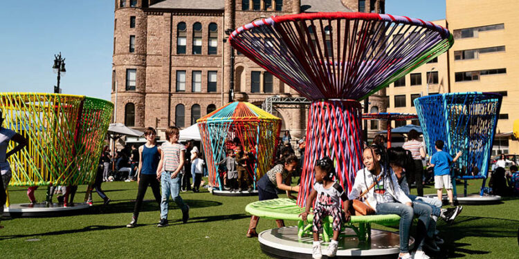 Nghệ thuật công cộng lưu động: Khi thành phố không còn là sân khấu cố định