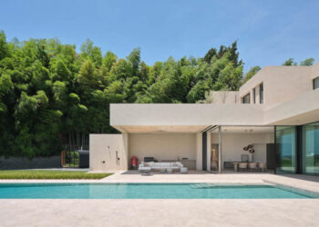 Giữa rừng tre, một ngôi nhà lặng nghe tiếng sóng