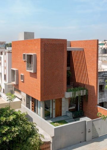 Ngôi nhà gạch đỏ nổi trên sân - 1