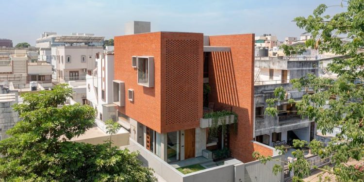 Ngôi nhà gạch đỏ nổi trên sân - 1