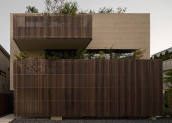 Ngôi nhà phố với các lớp lam gỗ cho ánh sáng tự nhiên lọt vào giữa khu đô thị đông đúc - 2