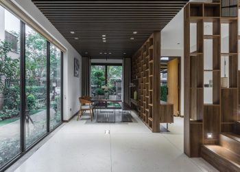 Ngôi nhà với gam màu trầm của gỗ - 1