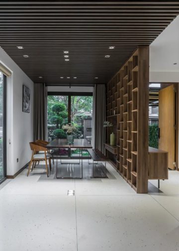 Ngôi nhà với gam màu trầm của gỗ - 1